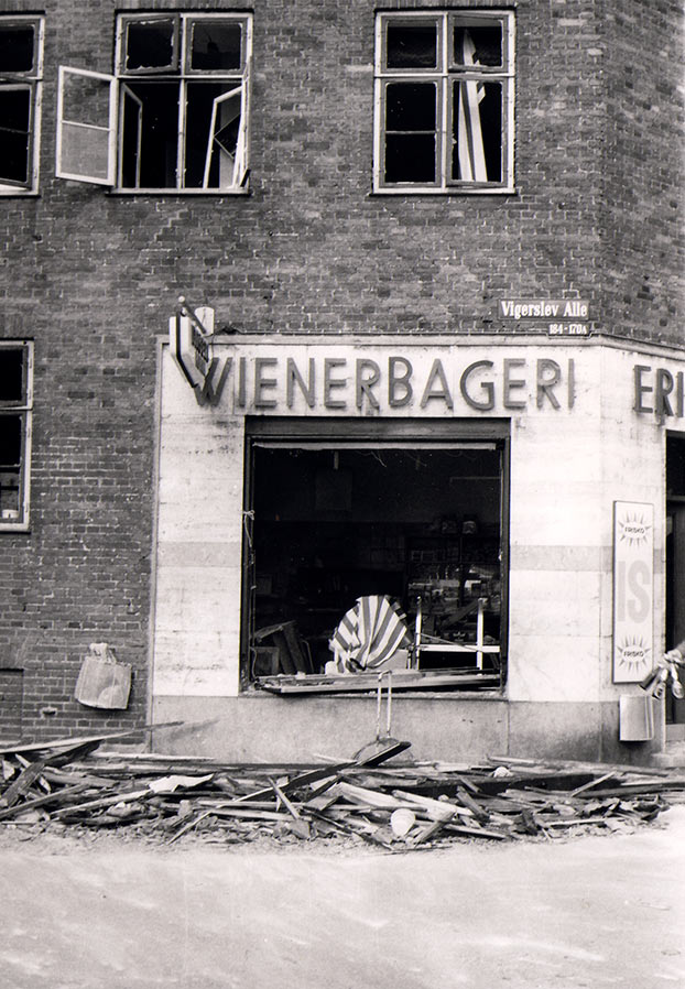 Wienerbageriet på Vigerslev Allé, der blev ramt af trykbølgen. Ukendt fotograf, 1964, Belysningsvæsnets arkiv, Københavns Stadsarkiv.
