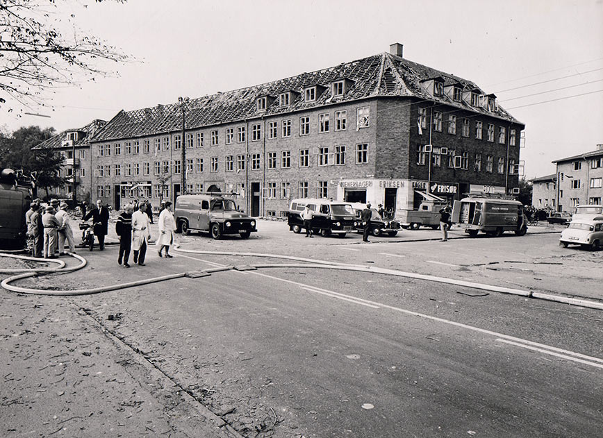 Knust vinduesglas og tagsten regnede ned på fortovene i gasværkets nabolag. Ukendt fotograf, 1964, Belysningsvæsnets arkiv, Københavns Stadsarkiv.