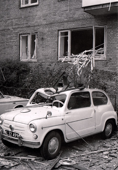 Mange biler blev som Fiat’en her skadede efter at være ramt af nedfaldne bygningsdele. Ukendt fotograf, 1964, Belysningsvæsnets arkiv, Københavns Stadsarkiv.