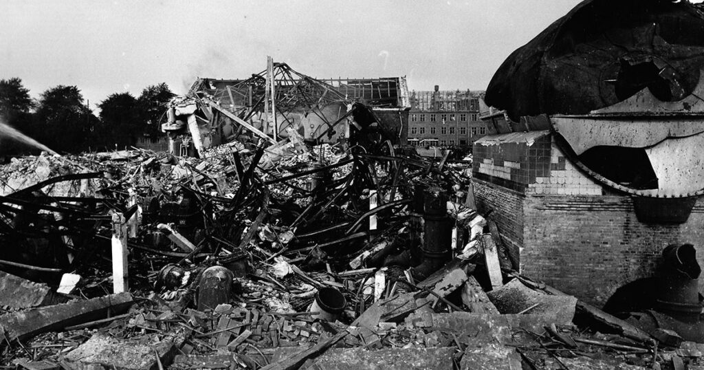 Gasværket lignede en krigszone efter eksplosionen. I baggrunden ses Vigerslev Allé. Ukendt fotograf, 1964, Belysningsvæsnets arkiv, Københavns Stadsarkiv.