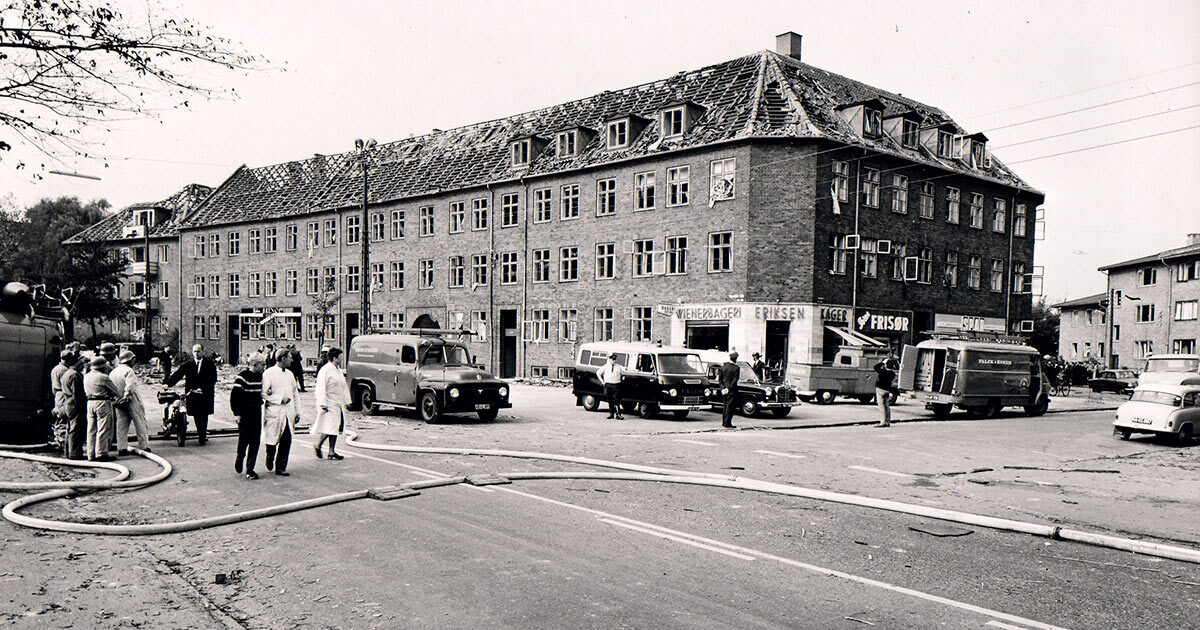 Vigerslev Allé 176 efter eksplosionen. Læg mærke til taget. Flere af beboerne blev ramt af tagsten, da de flygtede ud af huset. Foto: Ukendt fotograf, 1964, Belysningsvæsnets arkiv, Københavns Stadsarkiv.