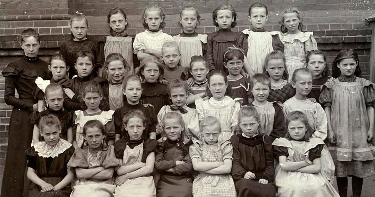 Oehlenschlægergade friskole, 4. klasse (svarer til 3. klasse), 1902. Friskoler var gratis i modsætning til betalingsskoler. Begge var en del af kommuneskolen. Foto: Ukendt fotograf, Københavns Stadsarkiv