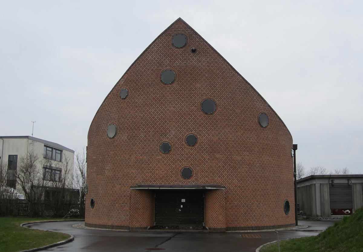 Et af anlæggets ventilationshuse fotograferet i april 2015.