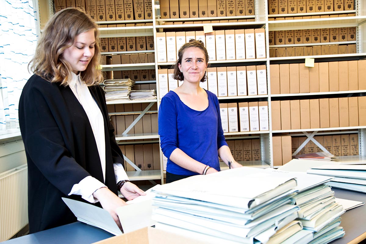 Josephine og Pernille i gang med at ordne arkivmateriale. Foto: Mads Neuhard, Københavns Stadsarkiv
