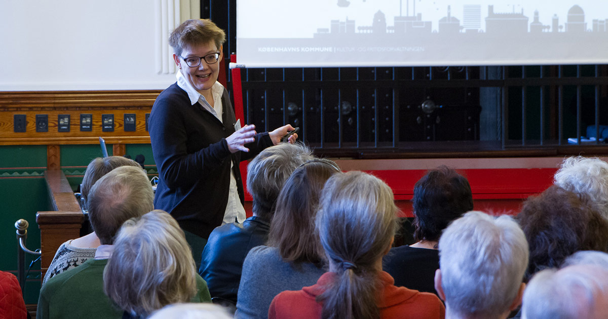 Arkivar Helga Mohr fortalte om digitalisering og hvornår der kan forventes nye kilder på hjemmesiden. Foto: Mads Neuhard, Københavns Stadsarkiv