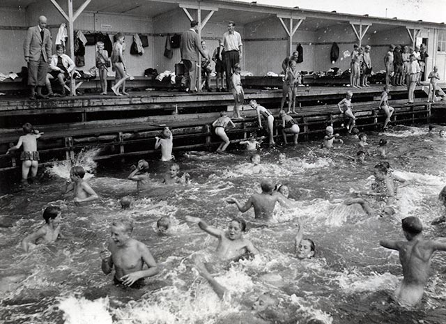 Svømmeundervisning på badeanstalten Helgoland i 1930’erne. Foto: Ukendt fotograf, Københavns Stadsarkiv