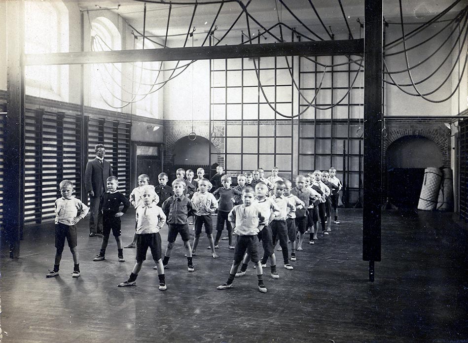 Sundbyøster skole ca. 1920. Man begyndte først at klæde om til idræt omkring 1930-35. Foto: Ukendt fotograf, Københavns Stadsarkiv