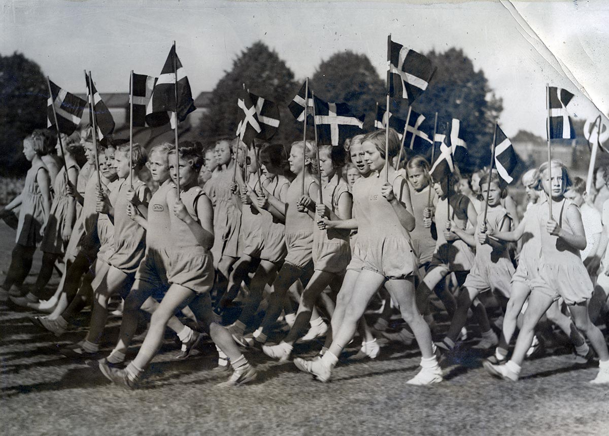 Gymnastikpiger 1948. Pigernes dragter ligner næsten, dem vi fandt i kasserne. Foto: Ukendt fotograf, Københavns Stadsarkiv