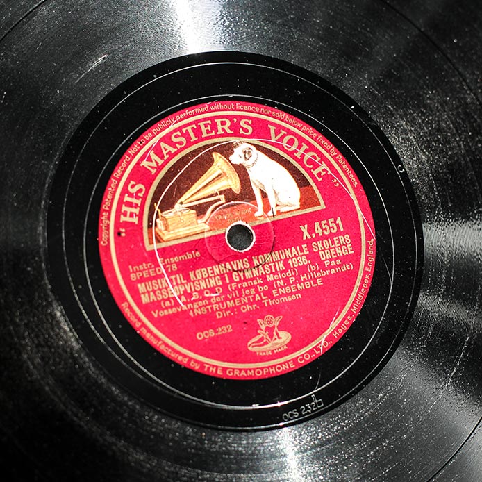 LP’er (78’ere) med gymnastikmusik fra 1936. Pigerne og drengene lavede gymnastik til hver sin musik. Foto: Mads Neuhard, Københavns Stadsarkiv