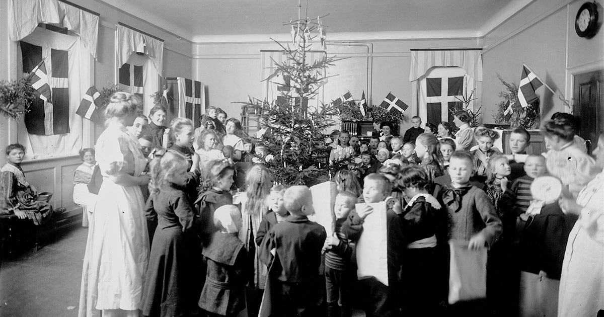 Der danses om juletræet på Dronning Louises børnehospital, 1906. Foto: Peter Elfelt, Københavns Museum