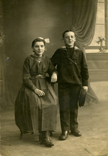 16-årige Yvonne Mørch og broderen Cai som konfirmander i 1919, Foto: Ukendt fotograf, København Stadsarkiv