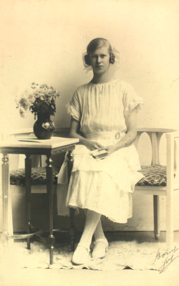 Ruth Jepson i hvid konfirmationskjole 1923. Foto: Heinrich Johan Barby, Frederiksbergs Stadsarkiv