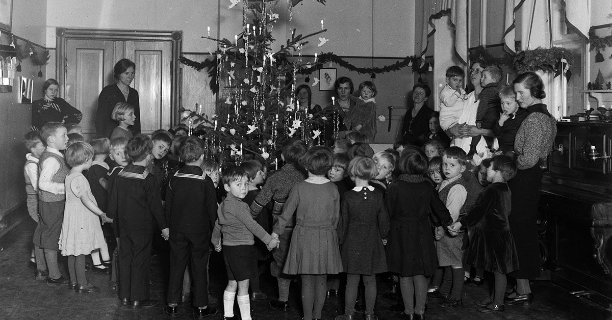 Der findes ikke mange billeder af anbragte børns jul. Dette er muligvis taget ved en juletræsfest på et børnehjem. Årstal ukendt. Foto: Fotograf ukendt, Københavns Museum.