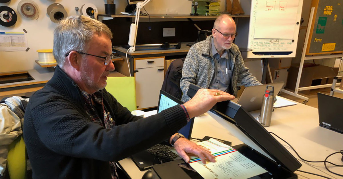 Kjeld Espersen og Bruno Borch er frivillige superbrugere. Det betyder, at de hjælper nye brugere til selv at komme i gang med at digitalisere og bruge de forskellige maskiner i værkstedet. 2019 Foto: Københavns Stadsarkiv.