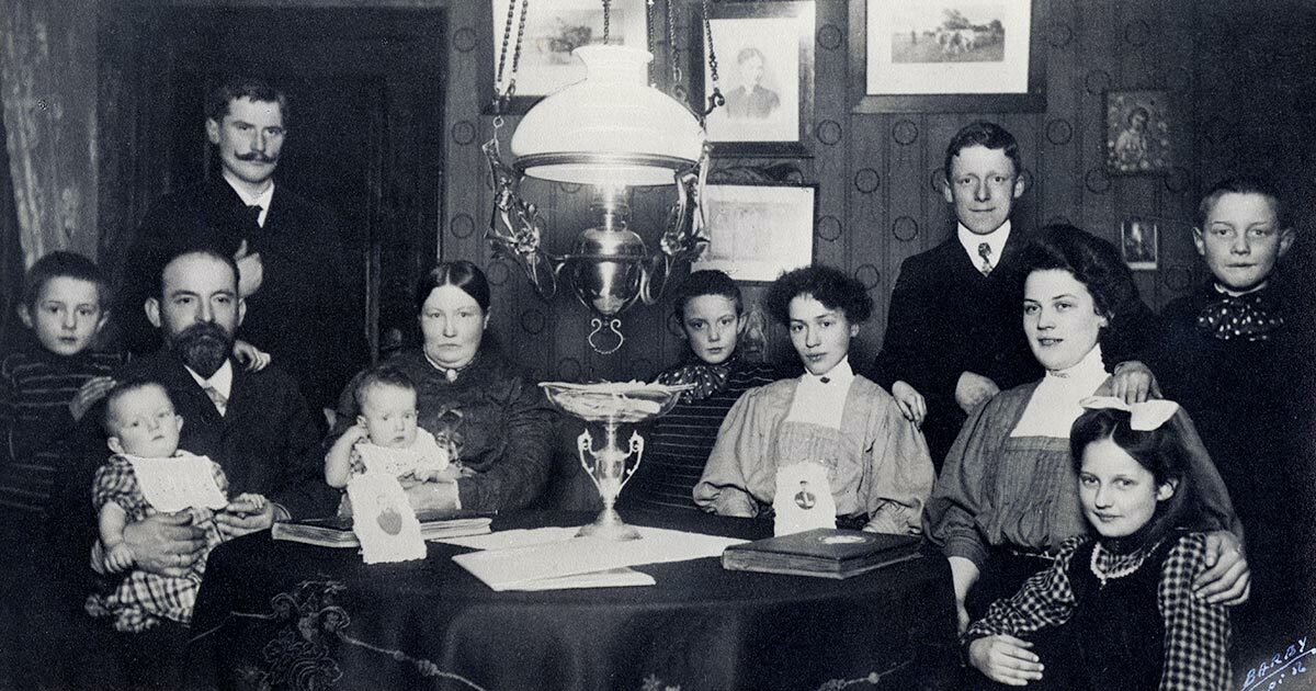 Ægtepar med deres børn fotograferet i deres lejlighed i anledning af sølvbryllup i 1909. Foto: Ukendt fotograf, Københavns Stadsarkiv