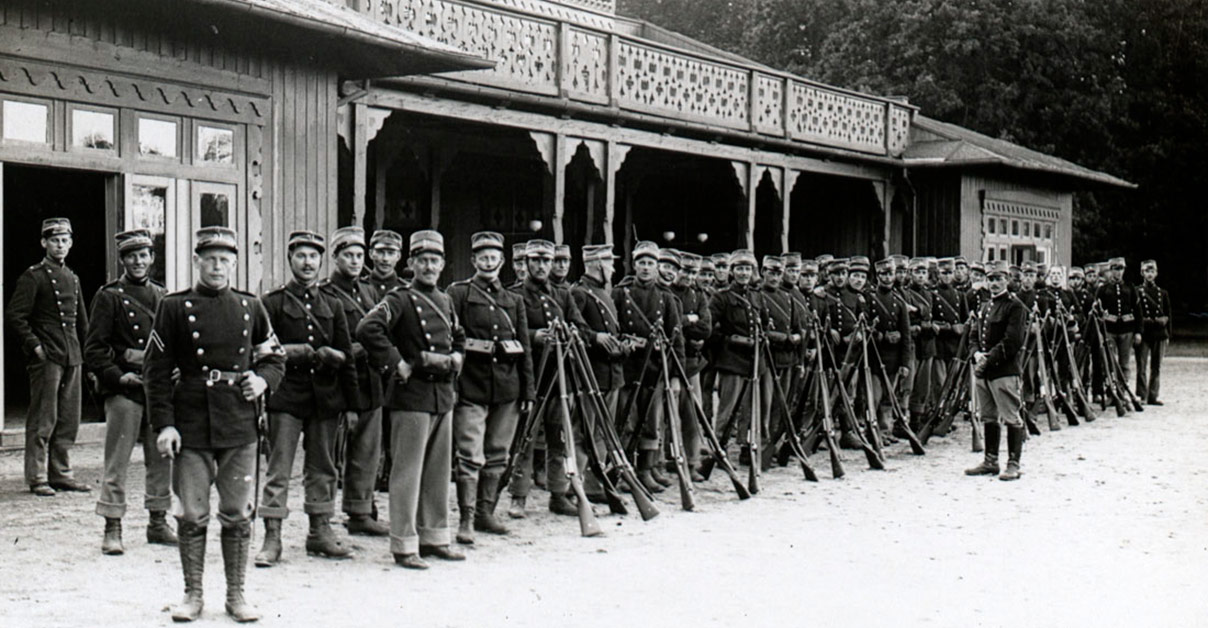 Sikringsstyrken blev indkaldt umiddelbart efter krigsudbruddet. Her ses indkaldte soldater foran Klampenborg badeanstalt. Foto: Københavns Museum