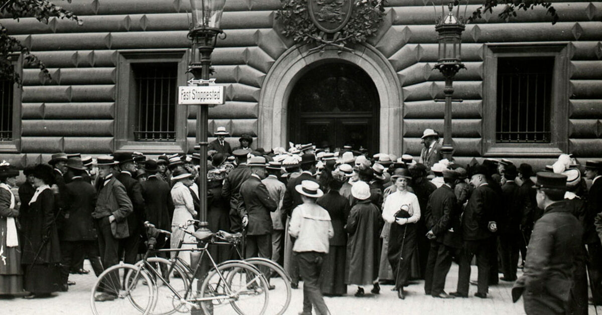 Krigstruslerne i 1914 resulterede i en sammenstimlen foran Nationalbanken af folk, der ville veksle pengesedler til guld. På måde kunne folk sikre deres - større eller mindre - formues værdi. Foto: Københavns Museum