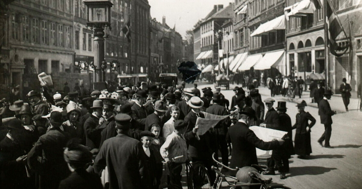 Københavnere læser aviser om krigsudbruddet på Amagertorv. Foto: Københavns Museum