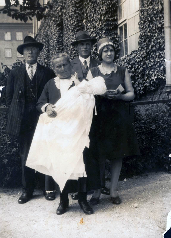 Bent Arnes dåb i Apostelkirken 1927. Han bæres af sin oldemor. På hendes højre side står hendes mand. På hendes anden side står deres svigersøn, barnets morfar, og barnets faster. Foto: Privateje