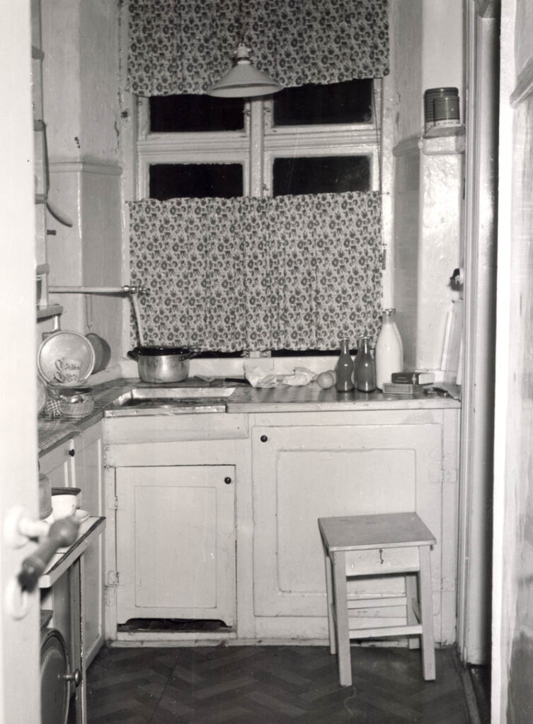 Endnu i 1953, hvor billedet er taget, var et køkken som dette fra mellemhuset typisk i de københavnske arbejderkvarter. Der var indlagt gas, men ikke varmt vand. Foto: Fotograf ukendt, Københavns Stadsarkiv