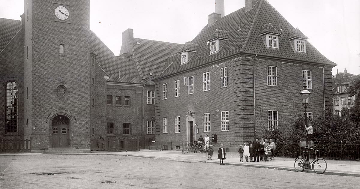 Foran indgangen til badet i Sjællandsgade står de ansatte kvinder klædt i hvide kitler. 1922 Foto: Fotograf ukendt, Københavns Stadsarkiv