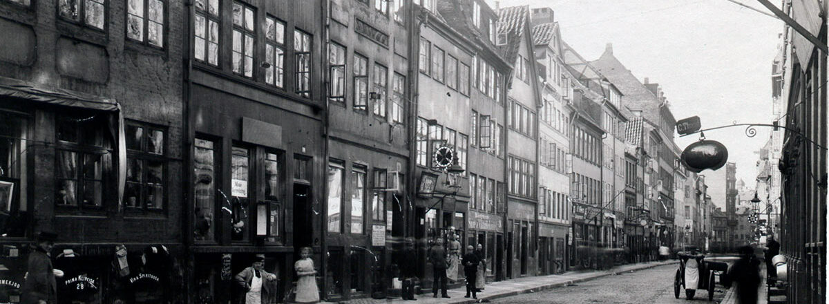 Butikker og gadeliv i Borgergade, 1905: Foto: Johannes Hauerslev, Københavns Museum
