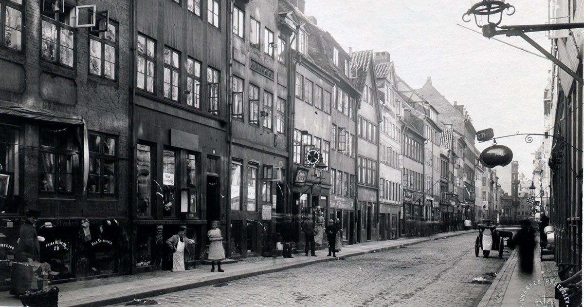 Butikker og gadeliv i Borgergade, 1905: Foto: Johannes Hauerslev, Københavns Museum
