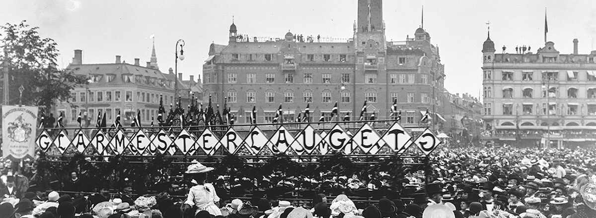 Håndværkernes fest 1904. 51 forskellige håndværkerlav gik parade gennem byen. Her ses Glarmesterlavet på Rådhuspladsen. Foto: Frederik Riise, Københavns Museum