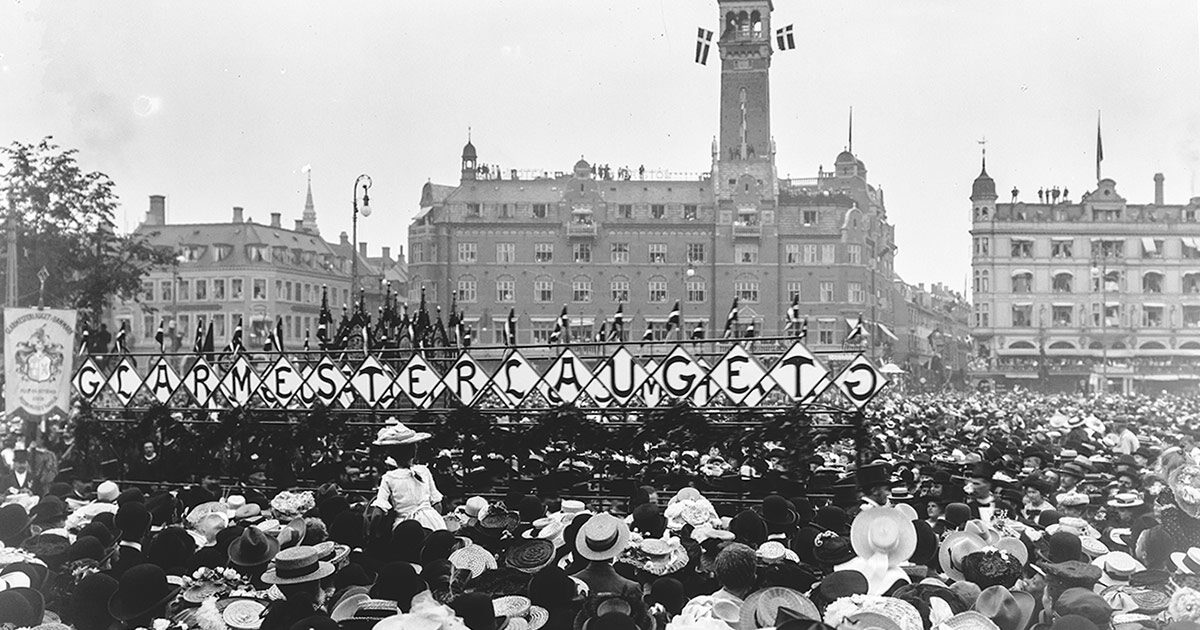Håndværkernes fest 1904. 51 forskellige håndværkerlav gik parade gennem byen. Her ses Glarmesterlavet på Rådhuspladsen. Foto: Frederik Riise, Københavns Museum