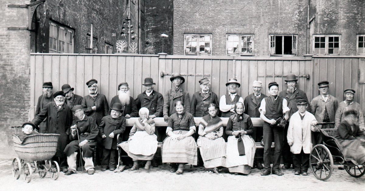 Fattiglemmer fra Almindelig Hospital opstillet i hospitalets gård 1890. Foto: Ukendt fotograf, Københavns Museum