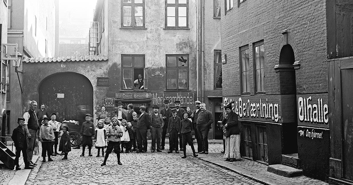 Mennesker samlet foran beværtning i Lille Brøndstræde 12, 1908. Foto: Ernst Nyrop Larsen, Københavns Museum