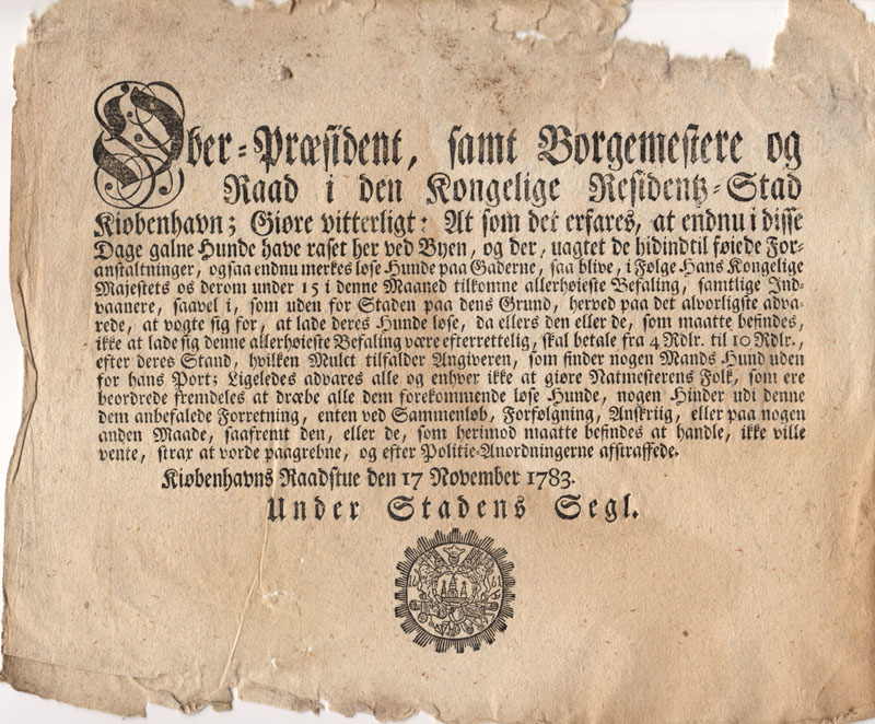 En rådstueplakat, der offentliggør en kongelig bestemmelse vedr. byens ”galne Hunde” fra 1783. Foto: Københavns Stadsarkiv.