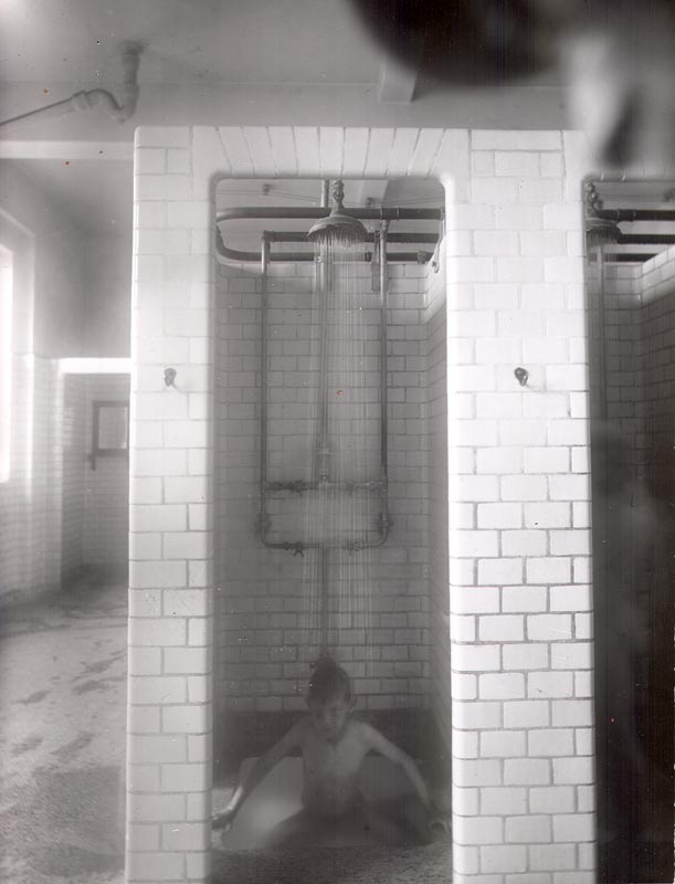 Dreng i brusebad på mandeafdeling, Sjællandsgade. 1922. Foto: Fotograf ukendt,  Københavns Stadsarkiv