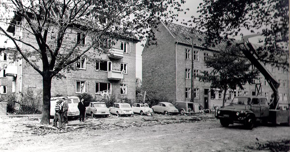 Beboere var rystede over de store skader efter den store gasværkseksplosion. Ukendt fotograf, Belysningsvæsnets arkiv, 1964, Københavns Stadsarkiv.