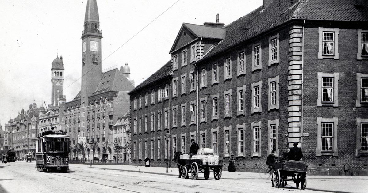 Vartov set fra Vester Voldgade, ca. 1910. Foto: Fritz Benzen, Københavns Museum