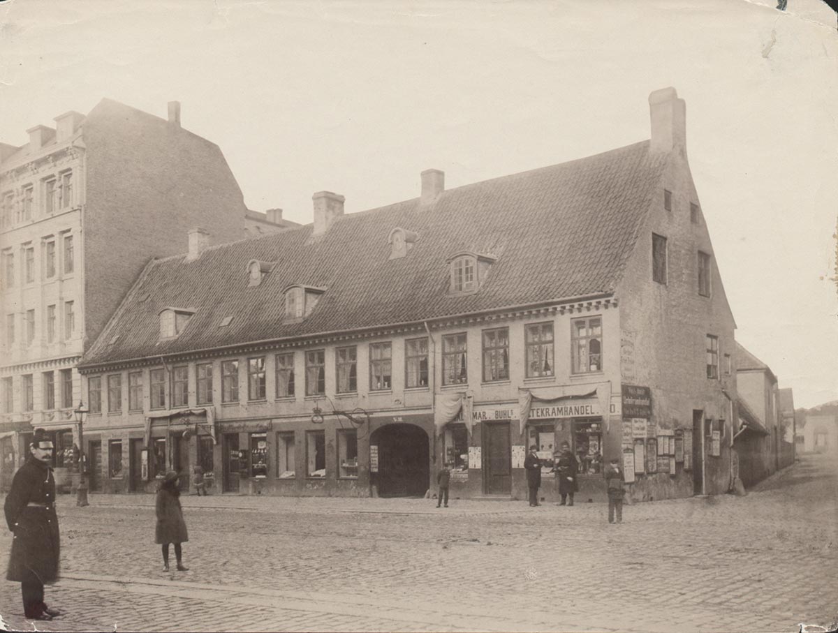 Hjørnet af Vesterbrogade og Bagerstræde. Foto 1880: Ukendt fotograf, Københavns Museum.