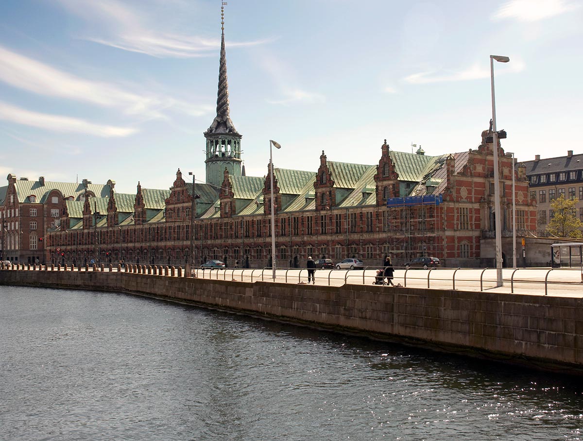 Børsen fra Holmens Bro. Foto 2014: Mads Neuhard, Københavns Stadsarkiv