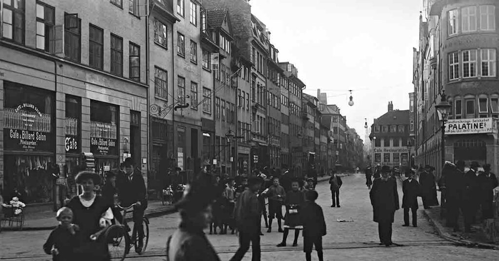 I sidste del af 1800-tallet vokser Københavns befolkning hastigt. Folk flytter fra land til by, hvor de kan få arbejde på byens fabrikker. Gaderne var et et myler af mennesker, cykler og med tiden sporvogne, der kunne transportere folk fra den ene ende af byen til den anden. År: 1908. Foto: Fotograf ukendt, Københavns Museum