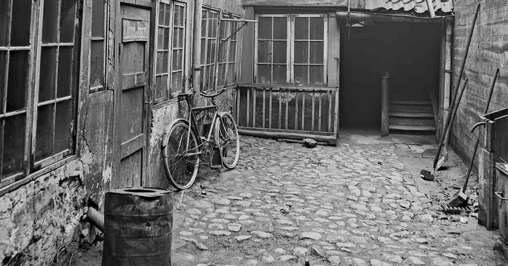 I 1915 skal dette forhus i Lille Kongensgade rives ned. Rundt om i byen bor mange mennesker i faldefærdige ejendomme. Boligkrisen handler ikke kun om mangel på boliger, men også om dårlige boligforhold. År. 1915. Foto: Fotograf ukendt, Københavns Museum.