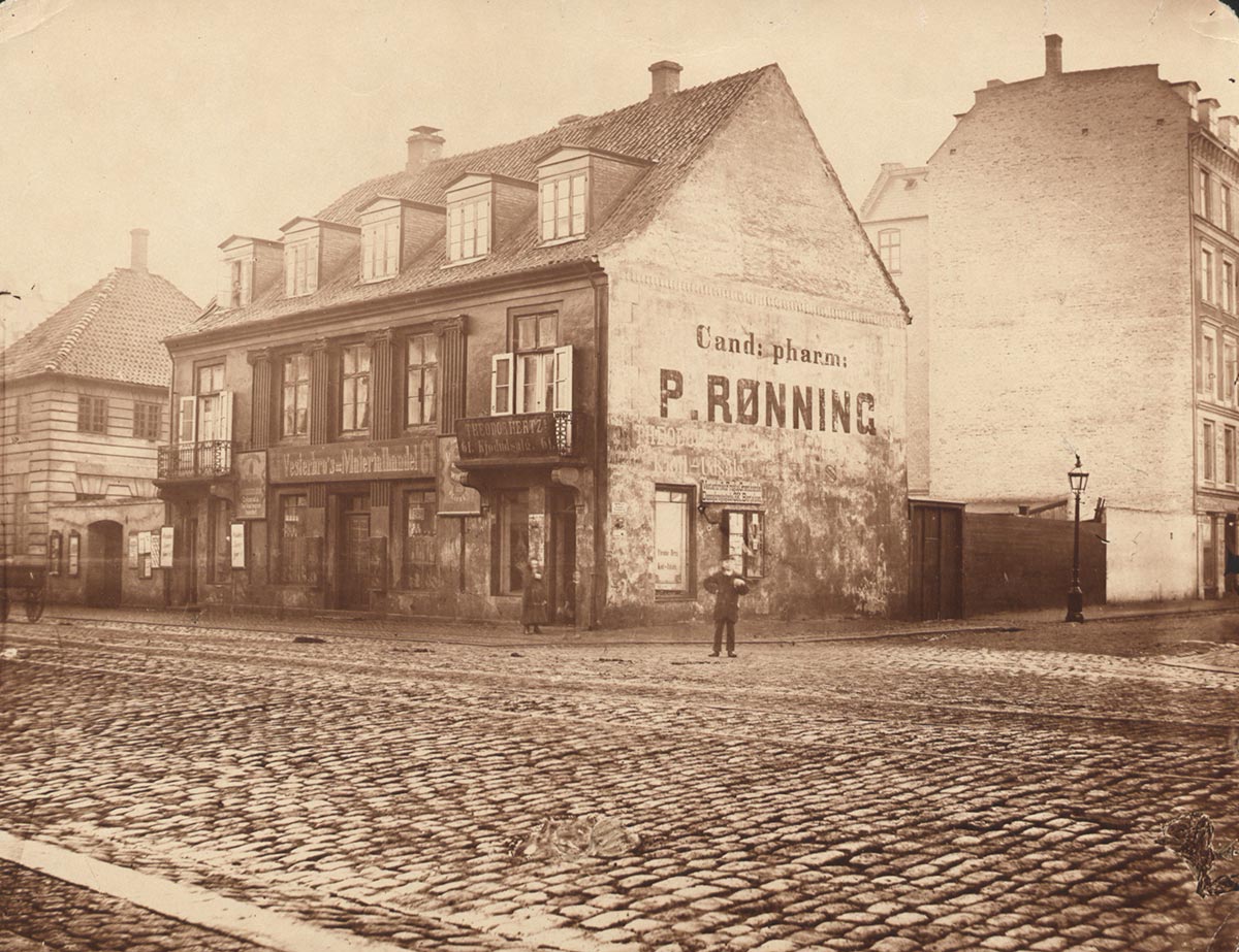 Hjørnet af Dannebrogsgade og Vesterbrogade. Foto 1880: Ukendt fotograf, Københavns Museum.