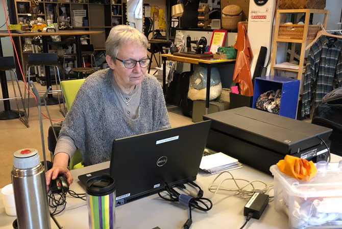 Vibeke Herzberg er en af værkstedets faste brugere, der kommer hver onsdag i digitaliseringsværkstedet. 2019. Foto: Københavns Stadsarkiv.