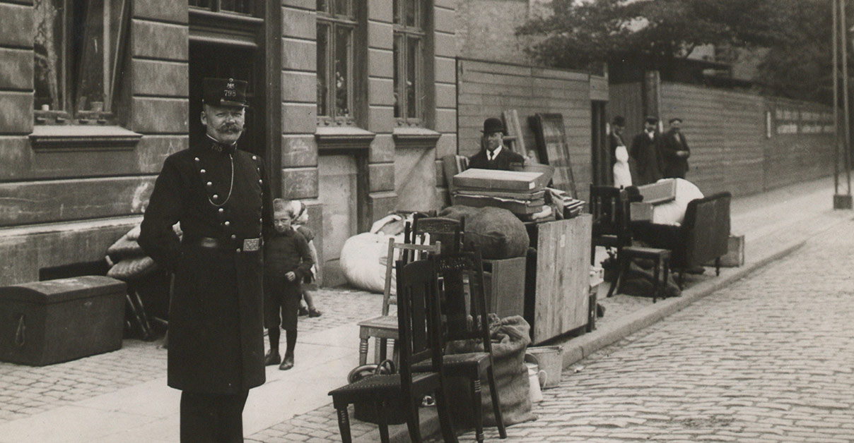 Kongens foged har sat en families indbo på gaden, da de ikke har betalt huslejen. År: Ca. 1908. Foto: Fotograf ukendt, Københavns Museum