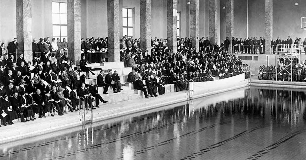 Christian 10. og statsminister Stauning var med, da Østerbro svømmehal blev indviet i 1930. Det var den første offentlige svømmehal. 1930. Foto: Fotograf ukendt, Københavns Museum.