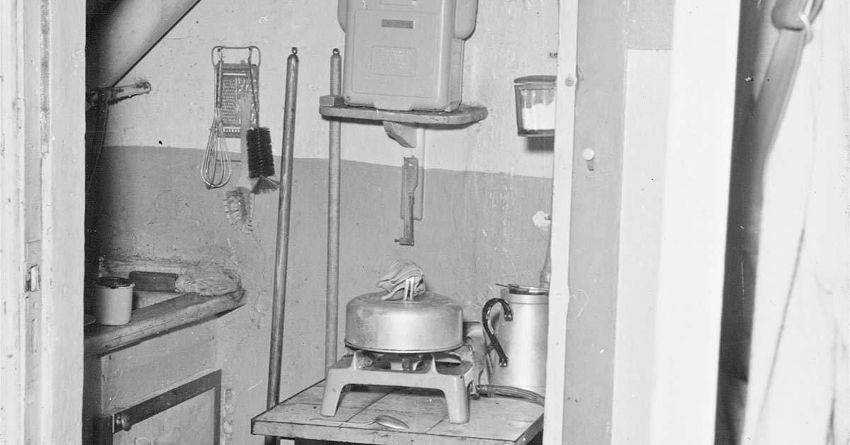 Et misligholdt køkken i kvistetagen. 1953. Foto: Fotograf ukendt, Københavns Stadsarkiv