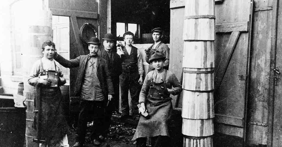 Arbejdere hos Bødkermester Hans Cornelius Lindgreen på Øresundsvej. År: 1912. Foto: Fotograf ukendt, Københavns Museum.