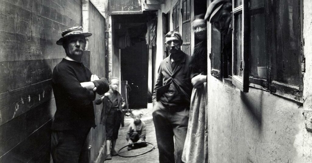 Folkeliv i smal passage ved Adelgade. År: 1898. Foto: Fotograf ukendt, Københavns Museum.