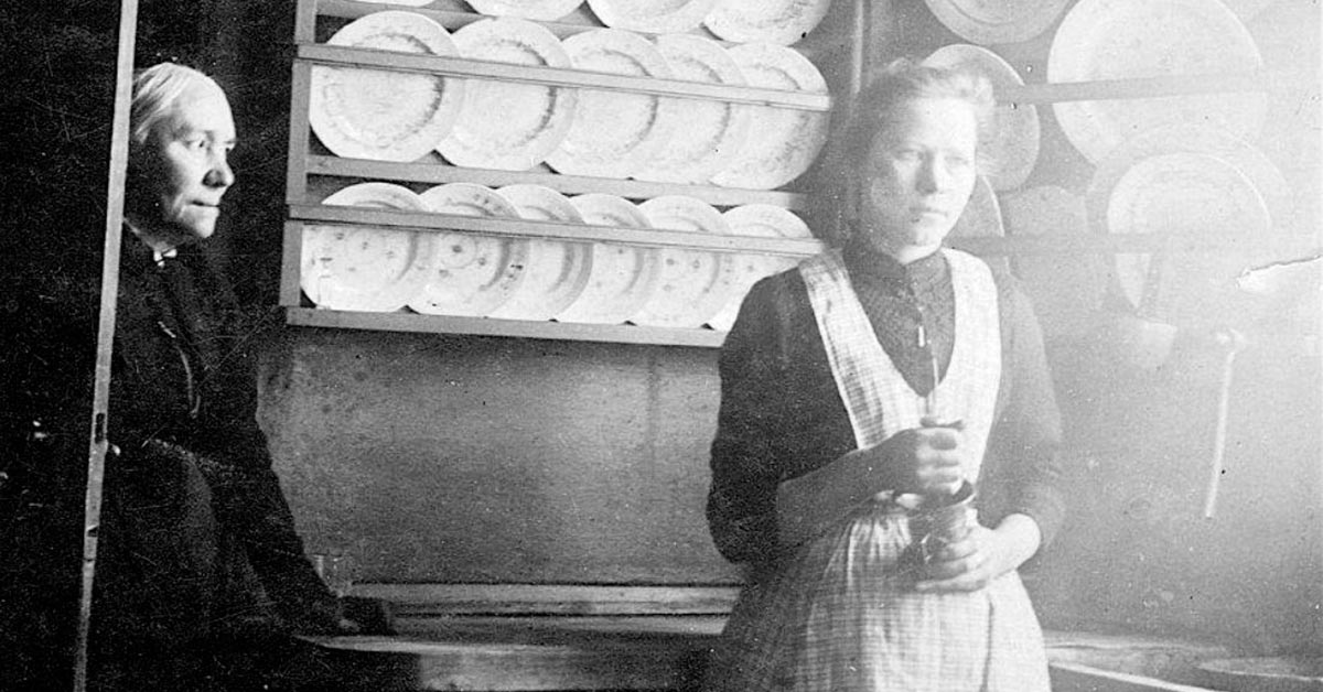 Dagligliv i køkkenet i Garvergården, hvor pigen i huset er i gang med dagens arbejde. Ca. 1900. Foto: Fotograf ukendt, Københavns Museum.