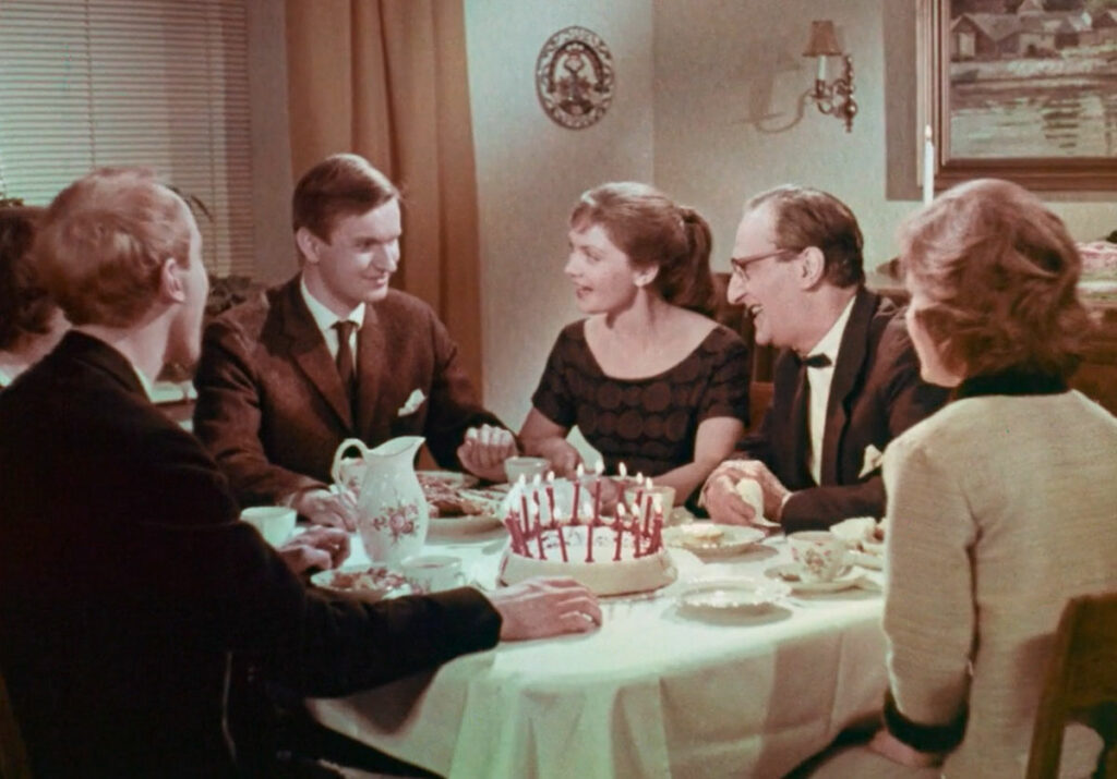 Billede fra valgfilmen 1962 hvor Peter får et valgkort i fødselsdagsgave