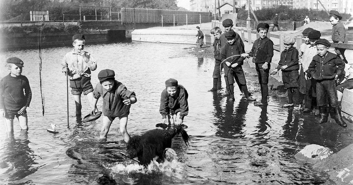Børn leger i ladegårdsåen 1907