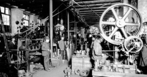 Fabrikshal med arbejdere og maskineri
